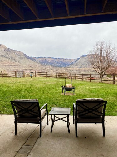 Modern Private Room on Golf Course Estate. Pet Friendly!