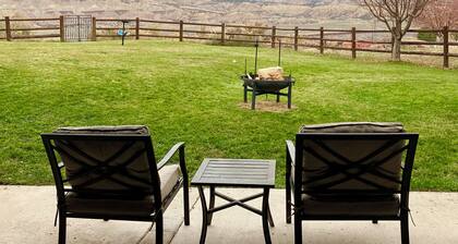 Modern Private Room on Golf Course Estate. Pet Friendly!