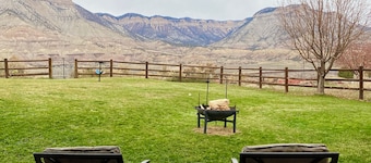 Modern Private Room on Golf Course Estate. Pet Friendly!