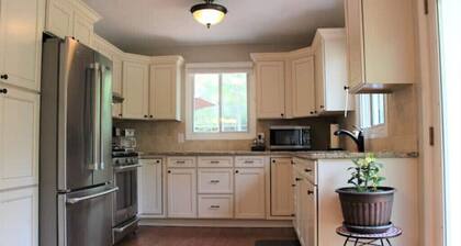 *New* Cozy 4 Season Family Cottage