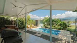 A covered outdoor area with a pool, lounge chairs, and a grill. - Cozy house, pool, WIFI, mins to beach, Uvita (Ballena)