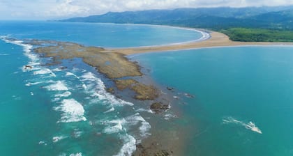 Cozy house, pool, WIFI, mins to beach, Uvita