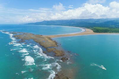 Cozy house, pool, WIFI, mins to beach, Uvita