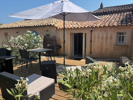 Outdoor dining. Studio 2 people with air conditioning and terrace - Golfe de St-Tropez