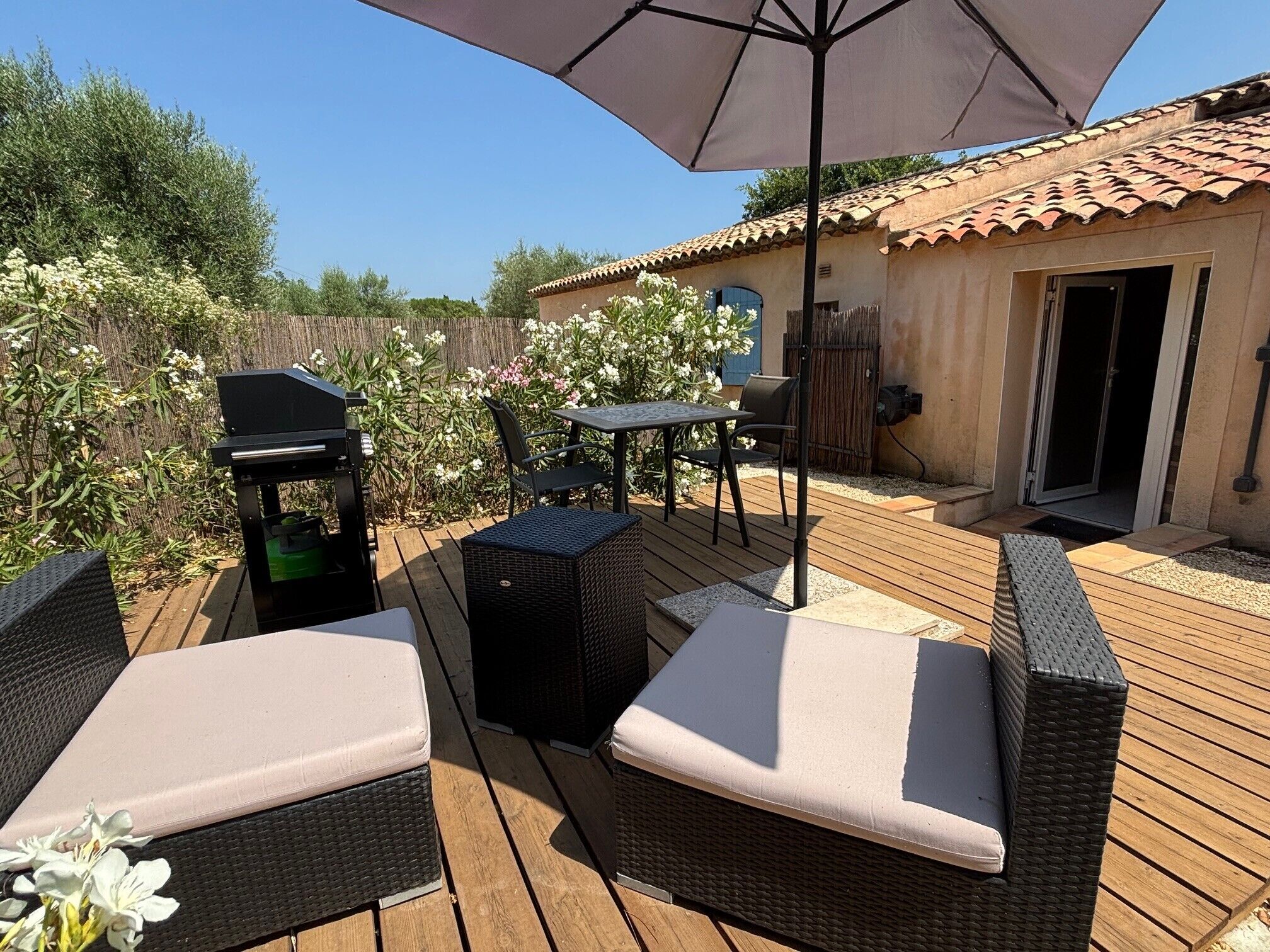 屋外ダイニングエリア