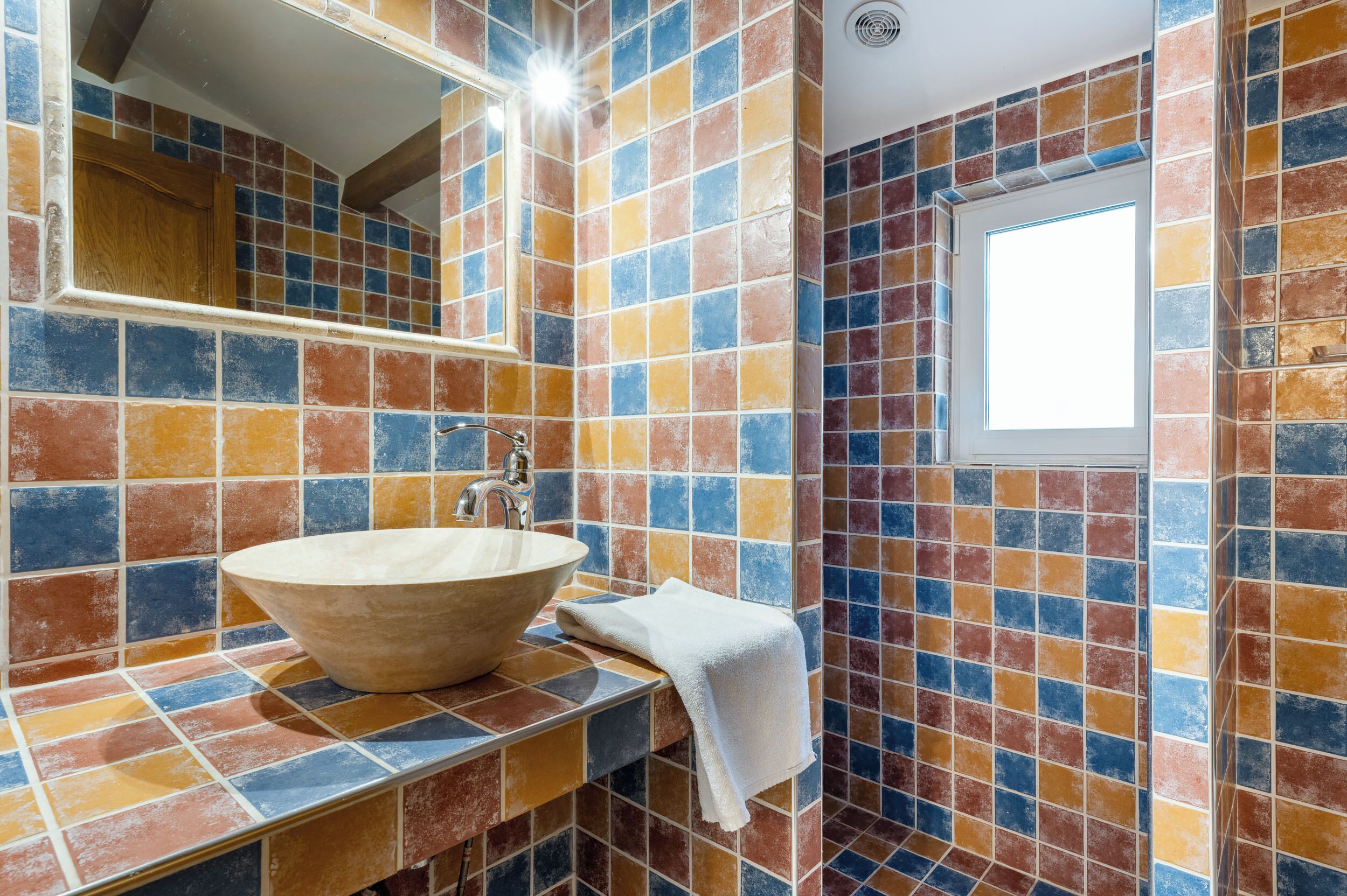 Een douche, een haardroger, handdoeken, toiletpapier