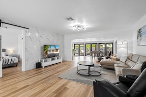 Smart-TV, peis, videospill og fotballspill