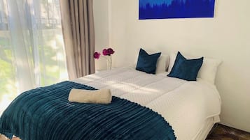 3 habitaciones, tabla de planchar con plancha y ropa de cama