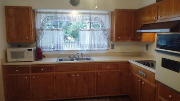 Een koelkast, een magnetron, een oven, een kookplaat