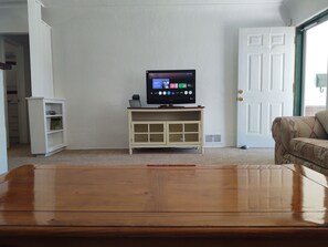 TV, fireplace, books - 3BR, 1 & 3/4 BA, 1 Car Garage Newly Remodeled House in NEHT's (Albuquerque)