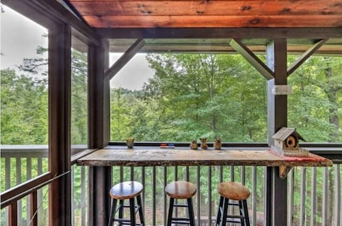 Katahdin Cabin, tranquil n rustic with inside hot tub, close to town! Romantic!
