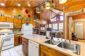 Fridge, microwave, oven, stovetop - Katahdin Cabin, tranquil n rustic with inside hot tub, close to town! Romantic!
 (Blue Ridge)