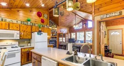 Katahdin Cabin, tranquil n rustic with inside hot tub, close to town! Romantic!