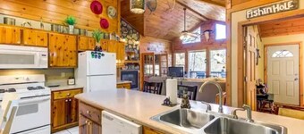 Katahdin Cabin, tranquil n rustic with inside hot tub, close to town! Romantic!