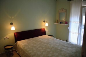 2 bedrooms, iron/ironing board, WiFi, bed sheets - Moudania's cozy apartment
 (Nea Moudania)