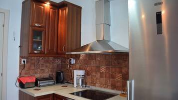 Jääkaappi, uuni, liesi, astianpesukone