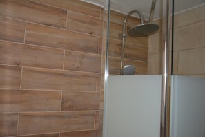 Haartrockner, Handtücher, Seife, Toilettenpapier