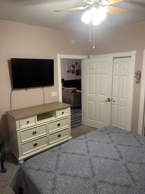 3 habitaciones, tabla de planchar con plancha, wifi y ropa de cama