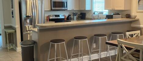 Jääkaappi, mikroaaltouuni, uuni, liesi