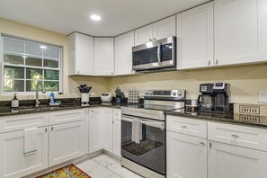 Réfrigérateur, micro-ondes, plaque de cuisson, cafetière/bouilloire