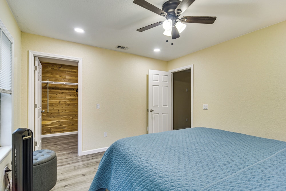 Tropical Tampa Home: Pets Welcome! - Greater Palm River Point CDC | Vrbo