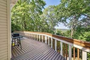 Property grounds - Hot Tub at Mountain-View Ozarks Retreat! (Holiday Island)