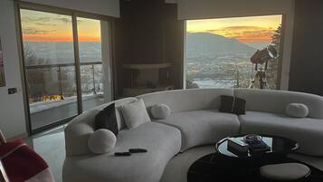 Smart-tv, een open haard en een tafeltennistafel