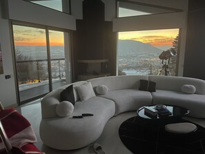 Televisor intel·ligent, llar de foc i taula de tennis de taula