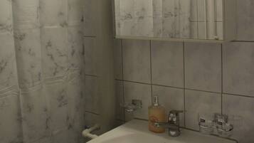 SĂšche-cheveux, serviettes fournies, savon, shampoing