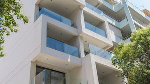 Een meerlaags gebouw met balkons, grote ramen en een moderne architectuur.