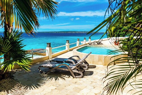  Bellevue 1, deluxe oceanfront apartment with sandy beach 