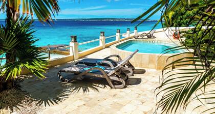 Bellevue 1, deluxe oceanfront apartment with sandy beach