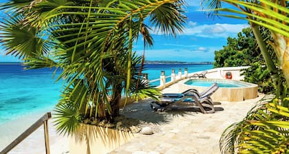 Bellevue 1, deluxe oceanfront apartment with sandy beach