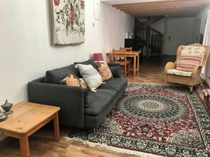 Televisión, chimenea, libros y estéreo 