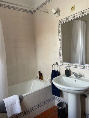 Ilmaiset hygieniatuotteet, hiustenkuivaaja, pyyhkeet, saippua