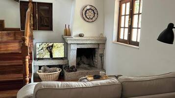 Een smart-tv en een open haard