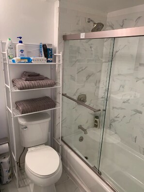 Towels, soap, toilet paper - Loft apartment in the heart of downtown New Haven and blocks from the Omni Hotel (New Haven)