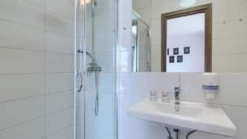 Hårtørrer, håndklæder, Sæbe, Toiletpapir