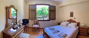 2 chambres, fer et planche à repasser, Wi-Fi, draps fournis