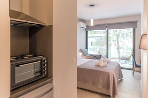 1 bedroom, iron/ironing board, bed sheets - Cubes Living Athens, Studio 302 (Athina)