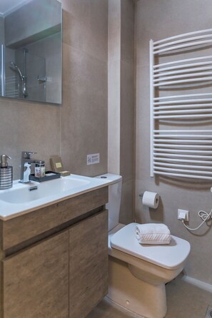 Shower, hair dryer, bidet, towels - Cubes Living Athens, Studio 302 (Athina)