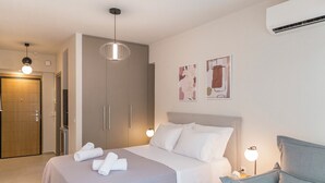 A hotel room with a bed, a wardrobe, a desk, and a chair. - Cubes Living Athens, Studio 302 (Athina)