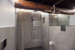 Shower, free toiletries, hair dryer, bidet
