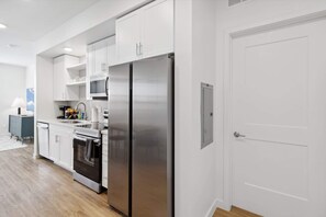 Kühlschrank, Mikrowelle, Ofen, Herdplatte