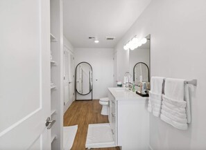 Shower, towels - 1 bedroom - Queen | Culdesac Tempe (Tempe)