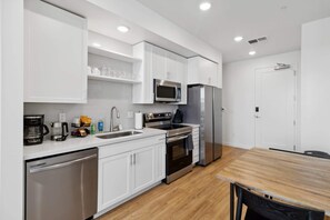Fridge, microwave, oven, stovetop - 1 bedroom - Queen | Culdesac Tempe (Tempe)