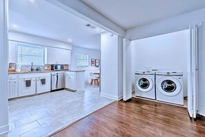 Fridge, microwave, oven, dishwasher - Grand Prairie World Cup: 10 min Drive to Stadium 20 min drive to Fan Festival i (Grand Prairie)