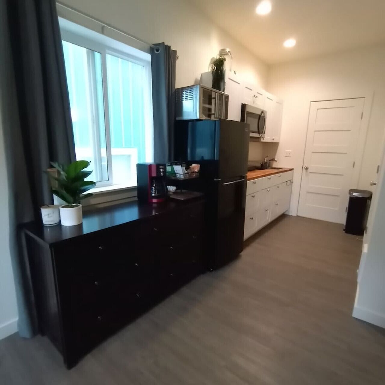 Fridge, microwave, stovetop, coffee/tea maker