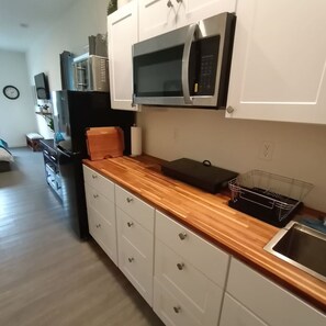 Fridge, microwave, stovetop, coffee/tea maker - Downtown Studio - Mustard (Moscow)