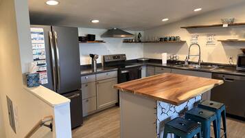 Réfrigérateur, micro-ondes, batterie de cuisine, vaisselle et ustensiles